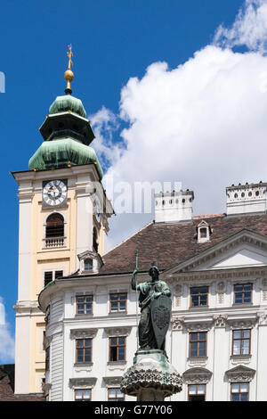 Torre di Abbazia scozzese e la parte superiore dell edificio e fontana sulla piazza Freyung nel centro della città vecchia di Vienna, Austria Foto Stock