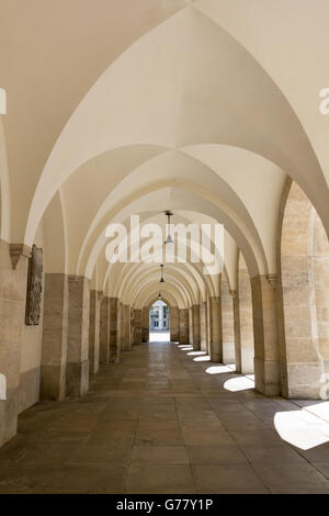 Passaggio Arcade della Chiesa minoritica su minori conventuali piazza nel centro città di Vienna, Austria Foto Stock