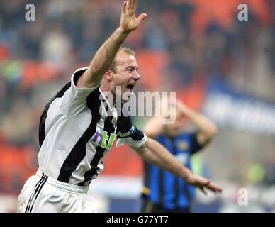 Alan Shearer, attaccante di Newcastle, festeggia il suo 2° gol contro Inter Millan, durante la sua partita di Champions League 2° Round Group A allo stadio San Siro di Milano. Foto Stock