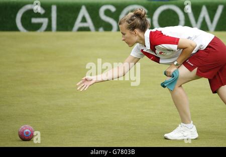 Il Natalie Melmore dell'Inghilterra compete nel singolo della Donna al Kelvingrove Lawn Bowls Center durante i Giochi del Commonwealth 2014 a Glasgow. Foto Stock