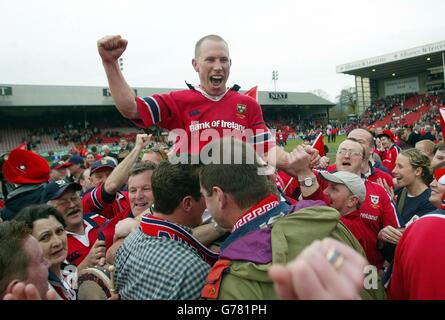 Peter Stringer di Munster festeggia con i fan dopo la vittoria del 20-7 su Leicester nella partita finale del quartiere Heineken Cup a Welford Road, Leicester. Foto Stock