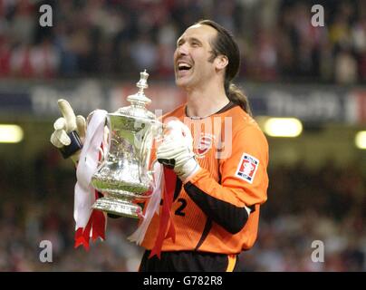 David Seaman dell'Arsenal con la fa Cup dopo la vittoria di 1-0 dell'Arsenal su Southampton nella finale della fa Cup al Millennium Stadium di Cardiff. Foto Stock