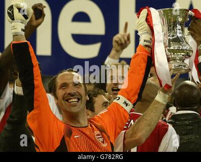 David Seaman dell'Arsenal con la fa Cup dopo aver battuto Southampton 1-0 nella finale della fa Cup al Millennium Stadium di Cardiff. Foto Stock