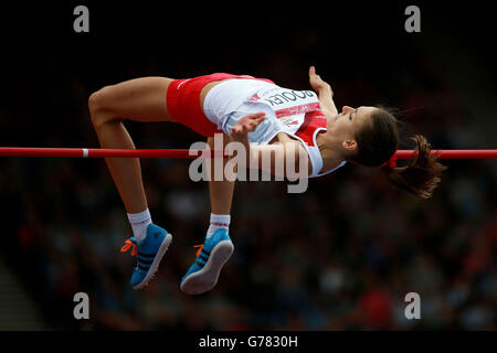 Isobel Pooley in Inghilterra durante la qualificazione femminile High Jump a Hampden Park, durante i Giochi del Commonwealth 2014 a Glasgow. Foto Stock