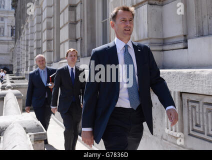 Il Segretario alla Sanità Jeremy Hunt arriva a una riunione della COBRA presieduta dal Segretario agli Esteri, Philip Hammond, per discutere dell'attuale epidemia di Ebola in Africa e delle sue conseguenze per il Regno Unito. Foto Stock