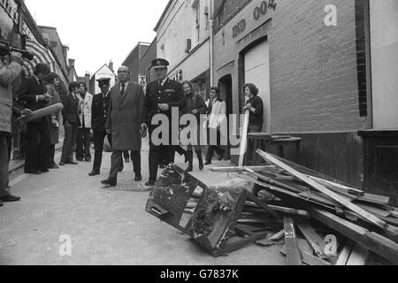 Il Segretario di Stato Roy Jenkins (l), accompagnato da Peter Matthews, il Chief Constable di Surrey, lascia la casa pubblica Seven Stars, uno dei pub bombardati a Guildford. Foto Stock
