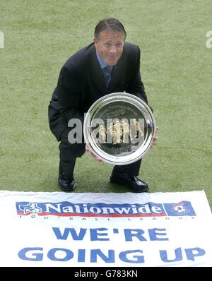 Il City Manager di Leicester Micky Adams riceve il premio Nationwide Runner Up al Walker Stadium di Leicester, dopo che il suo team è arrivato secondo nella prima divisione nazionale di questa stagione, per guadagnare la promozione al Barclaycard Premiership. Foto Stock