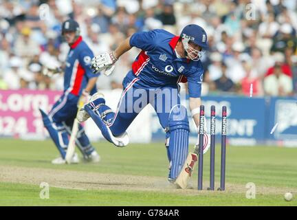 L'inglese Ashley Giles (a destra) è esaurito per 5 corse da un colpo diretto da Mohammed Sami del Pakistan durante la prima partita di NatWest Challenge a Old Trafford, Manchester. Foto Stock