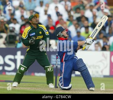 Chris Read dell'Inghilterra e il guardiano pakistano del wicket Rashid Latif guardano verso l'alto dopo che l'inghilterra battitore MIS ha colpito una sweep per essere catturato fuori per 5 durante la prima sfida NatWest tra l'Inghilterra e il Pakistan a Old Trafford, Manchester, martedì 17 giugno. Foto Stock