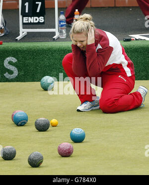 Jamie-Lea Winch durante la finale delle Femminile's Pairs al Kelvingrove Lawn Bowls Center, durante i Commonwealth Games 2014 di Glasgow. Foto Stock