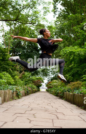 Ballerino jazz facendo un salto all'aperto Foto Stock