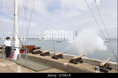 Una pistola è sparata dal Royal Yacht Squadron durante la Aberdeen Asset Management Cowes Week sull'isola di Wight per commemorare il 100 ° anniversario dello scoppio della prima guerra mondiale. Foto Stock