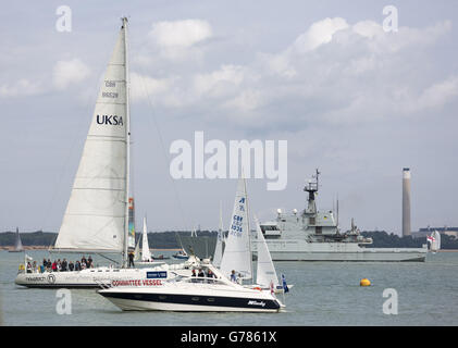 HMS Mersey naviga oltre Cowes, Isola di Wight durante la Aberdeen Asset Management Cowes Week per commemorare il centesimo anniversario dello scoppio della prima guerra mondiale. Foto Stock