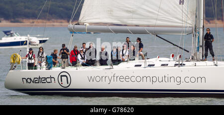 La Principessa Royal (settima da destra) e i suoi compagni di equipaggio partecipano a un minuto di silenzio durante la Aberdeen Asset Management Cowes Week per commemorare il 100 ° anniversario dello scoppio della prima guerra mondiale. Foto Stock