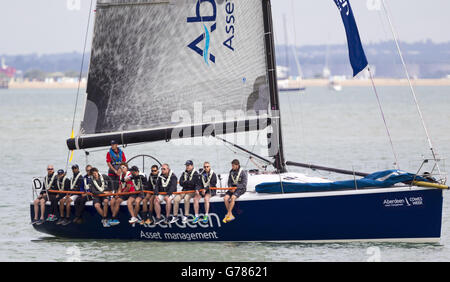 I membri dell'equipaggio prendono parte a un minuto di silenzio durante la Aberdeen Asset Management Cowes Week per commemorare il 100° anniversario dello scoppio della prima guerra mondiale. Foto Stock