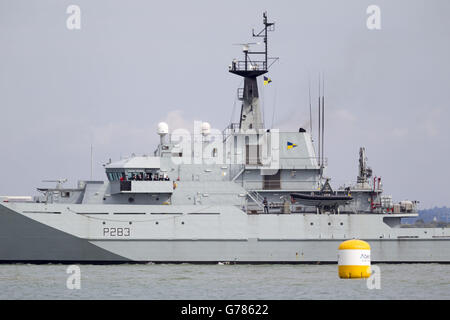 HMS Mersey naviga oltre Cowes, Isola di Wight durante la Aberdeen Asset Management Cowes Week per commemorare il centesimo anniversario dello scoppio della prima guerra mondiale. Foto Stock