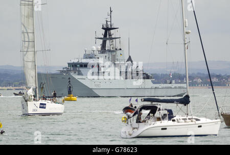 HMS Mersey naviga oltre Cowes, Isola di Wight durante la Aberdeen Asset Management Cowes Week per commemorare il centesimo anniversario dello scoppio della prima guerra mondiale. Foto Stock