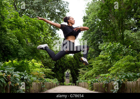 Ballerino jazz facendo un salto all'aperto Foto Stock