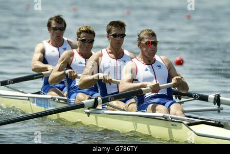 La squadra britannica di canottaggio maschile (da destra) Matthew Pinsent, ed Coode, James Cracknell e Steve Williams si sfidano al centro di canottaggio olimpico di Schinias durante il primo giorno di gara ai Giochi Olimpici di Atene. Foto Stock