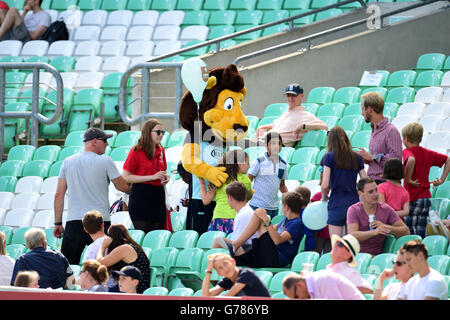 Cricket - Royal London One Day Cup - Surrey / Sussex - Kia Oval. Caesar il Leone saluta i fan negli stand al Kia Oval Foto Stock