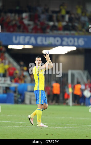 Zlatan Ibrahimovic di Svezia grazie fan dopo la UEFA EURO 2016 partita contro il Belgio a Allianz Riviera Stade de Nice Foto Stock