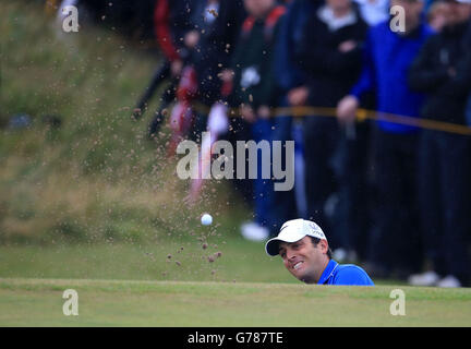 Francesco Molinari in Italia esce da un bunker il 6° giorno del terzo Open Championship 2014 al Royal Liverpool Golf Club di Hoylake. Foto Stock