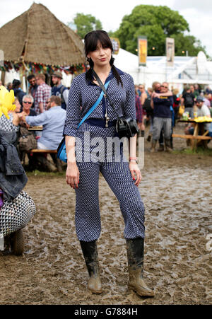 Daisy Lowe è visto dietro le quinte del festival di Glastonbury, presso l'azienda agricola degna in Somerset. Foto Stock