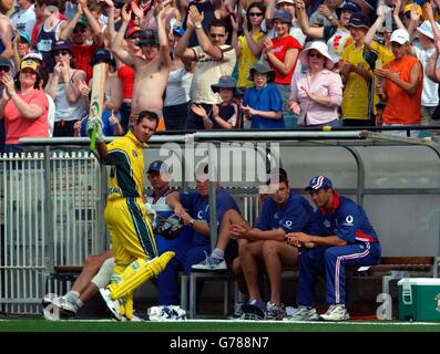 SOLO PER USO EDITORIALE. NESSUN USO COMMERCIALE : il capitano australiano Ricky Ponting lascia il campo dopo aver segnato 119 corse, oltre la panchina inglese, durante il One Day International al Melbourne Cricket Ground, Melbourne. Foto Stock