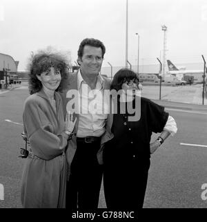 L'attore americano James Garner dalla serie televisiva The Rockford Files, con sua moglie Lois (a destra) e Shirlee fonda, la vedova di Henry fonda. Garner è a Londra per giocare nel Bob Hope British Golf Classic al Moor Park. Foto Stock