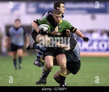 Il ben Cohen di Northampton è stato affrontato da Donavan van Vuuren di Cardiff (a sinistra) e Anthony Sullivan durante la vittoria di Saints 31-0 nella partita della Heineken Cup di questo pomeriggio al Cardiff Arms Park. Foto Stock