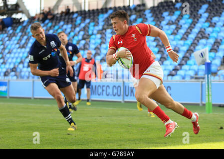 Il Galles Jared Rosser corre nel suo i lati prima provare contro la Scozia durante la sotto 20's Rugby World Cup, settimo posto finale Play-Off presso l'Accademia Stadium e Manchester. Foto Stock