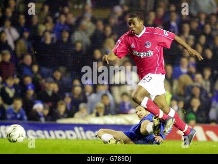 Kevin Labbie di Charlton evade Kenny Cunningham di Birmingham City durante la loro partita fa Barclaycard Premiership al Birmingham St Andrews Ground. Il gioco si è concluso con un pareggio del 1-1. Foto Stock