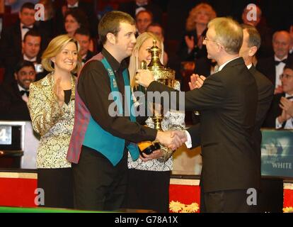 Mark Williams del Galles riceve il trofeo Benson e Hedges Masters dopo aver sconfitto in finale Stephen Hendry 10-4 della Scozia al Wembley Conference Center di Londra. Foto Stock