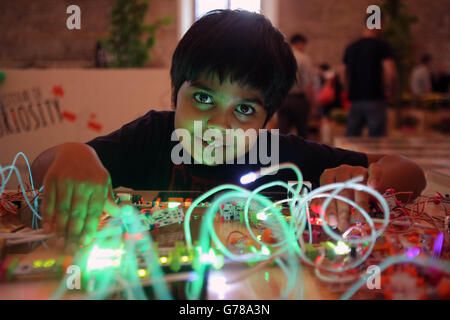 Neil Sawant, otto anni, gioca oggi con un circuito stampato nel parco giochi interattivo di scienze al Festival della curiosità allo Smock Alley Theatre di Dublino. Foto Stock