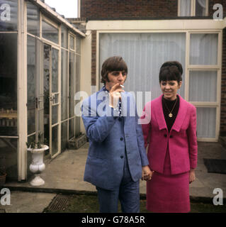 Passeggiando a mano in mano sono Ringo Starr, il batterista dei Beatles, e la sua sposa, l'ex Maureen Cox. Sono raffigurati nel giardino della casa a Princes Crescent, Hove, Sussex, prestati dal solicitor David Jacobs per una breve luna di miele. La coppia è stata sposata in una cerimonia di primo mattino presso l'ufficio di registrazione di Caxton Hall, Londra. Foto Stock