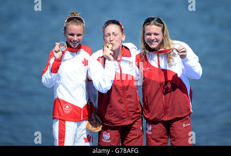 Jodie Stimpson (centro) in Inghilterra festeggia con la sua medaglia d'oro accanto alla svedese canadese Kirsten (a sinistra) con la sua medaglia d'argento e Vicky Holland (a destra) in Inghilterra con il bronzo allo Strathclyde Country Park durante i Giochi del Commonwealth 2014 vicino a Glasgow. Foto Stock