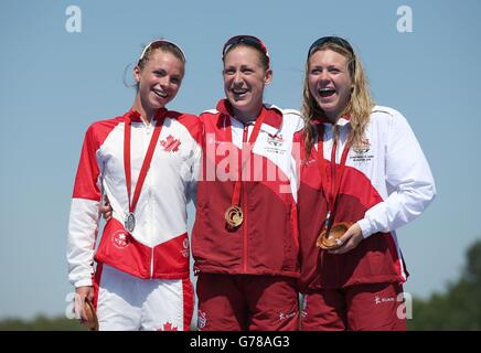 Jodie Stimpson (centro) in Inghilterra con la sua medaglia d'oro dopo aver vinto il Women's Triathlon insieme al compagno di squadra Vicky Holland (a destra) con la sua medaglia di bronzo e Kirsten Sweetland canadese con la sua medaglia d'argento allo Strathclyde Country Park durante i Giochi del Commonwealth 2014 vicino Glasgow. Foto Stock