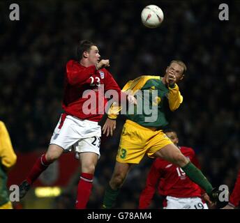 Wayne Rooney (a sinistra) in Inghilterra combatte per la palla contro Craig Moore dell'Australia durante la amichevole partita internazionale contro l'Australia a Upton Park, a est di Londra. L'Australia sconfisse l'Inghilterra 3-1. Foto Stock