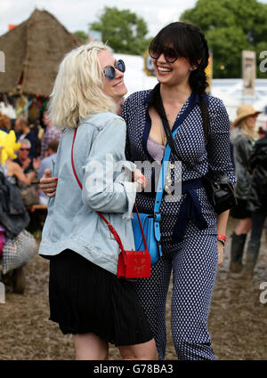 Daisy Lowe è visto dietro le quinte del festival di Glastonbury, presso l'azienda agricola degna in Somerset. Foto Stock