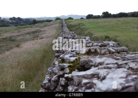 Una sezione del Muro di Adriano vicino al Forte romano di Birdoswald in Cumbria. PREMERE ASSOCIAZIONE foto. Data immagine: Mercoledì 16 luglio 2014. Il credito fotografico dovrebbe essere: Filo Yui Mok/PA Foto Stock