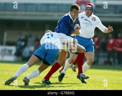 Damien Traille di Francia (al centro) è affrontato da Denis Dallan d'Italia (a sinistra) durante la partita Italia contro Francia RBS 6 Nazioni allo Stadio Flaminio di Roma, Italia. Foto Stock