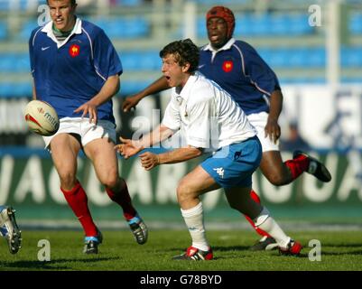 Ramiro Pez (centro) in Italia (e Rotherham) si muove alle spalle durante la partita Italia/Francia delle 6 Nazioni RBS allo Stadio Flaminio di Roma. Punteggio finale Italia 27-53 Francia. Foto Stock