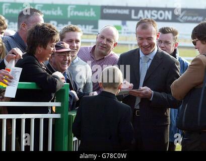 L'attaccante della Newcastle United Alan Shearer (a destra) firma un autografo durante la sua uscita a Newcastle Races, Newcastle. Foto Stock