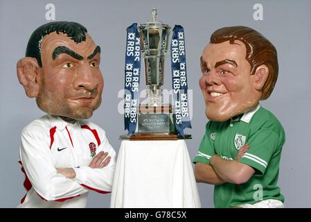 I personaggi 'Big Heads' basati su, il capitano inglese Martin Johnson (a sinistra) e il capitano irlandese Brian o'Driscoll in piedi accanto al RBS 6 Nations Trophy. L'Inghilterra incontrerà l'Irlanda nella partita RBS 6 Nations di Lansdowne Road, Dublino domenica. Foto Stock