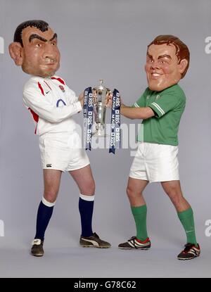 I personaggi 'Big Heads' basati su, il capitano inglese Martin Johnson (a sinistra) e il capitano irlandese Brian o'Driscoll combattono per il RBS 6 Nations Trophy. L'Inghilterra incontrerà l'Irlanda nella partita RBS 6 Nations di Lansdowne Road, Dublino domenica. Foto Stock