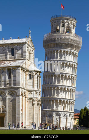 Turisti che si godono giornata soleggiata di fronte alla Torre Pendente di Pisa in Toscana, Italia Foto Stock