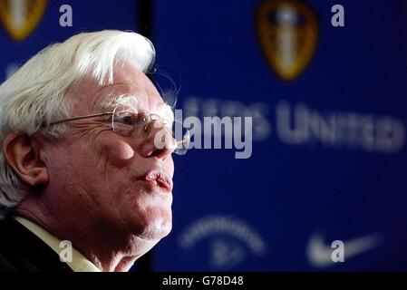 Il professor John McKenzie annuncia che prenderà il posto di presidente di Leeds United, in una conferenza stampa a Elland Road, Leeds, dopo le dimissioni dell'attuale presidente, Peter Ridsdale. * l'annuncio che deve stare in piedi dopo cinque anni è venuto in una dichiarazione alla borsa dopo che il cinquantenne era venuto in per le critiche dai ventilatori dopo una stagione che ha visto una serie di stelle superiori lasciare il randello, Così come la recente partenza del manager Terry Venables. Foto Stock