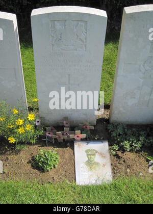 La tomba del poeta e soldato Wilfred Owen nel cimitero comunale di Ors, nel nord della Francia, che morì il 4 novembre 1918, una settimana prima della firma dell'armistizio. Sua madre ricevette il telegramma informandola della sua morte il giorno dell'Armistizio, mentre le campane della chiesa suonavano in celebrazione della fine della guerra. Foto Stock