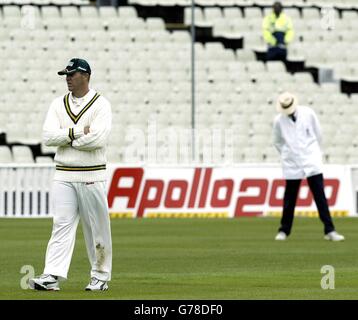 Università britanniche / Zimbabwe. Il capitano dello Zimbabwe Heath Streak si è schierato a metà strada davanti ad una folla sparsa a Edgbaston, Birmingham, contro le università britanniche. Foto Stock