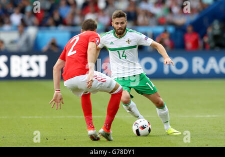 Stuart Dallas dell'Irlanda del Nord (a destra) e Chris Gunter del Galles combattono per la palla durante il round del 16 al Parc de Princes di Parigi. PREMERE ASSOCIAZIONE foto. Data foto: Sabato 25 giugno 2016. Vedi la storia della Pennsylvania Soccer Wales. Il credito fotografico dovrebbe essere: Martin Rickett/PA filo. RESTRIZIONI: L'uso è soggetto a restrizioni. Solo per uso editoriale. Le vendite di libri e riviste sono consentite fornendo non esclusivamente dedicato a una sola squadra/giocatore/partita. Nessun uso commerciale. Chiamare il numero +44 (0)1158 447447 per ulteriori informazioni. Foto Stock